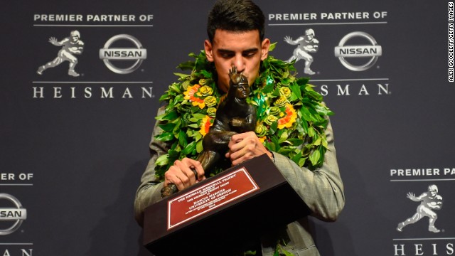 141213222932-marcus-mariota-heisman-kiss-story-top